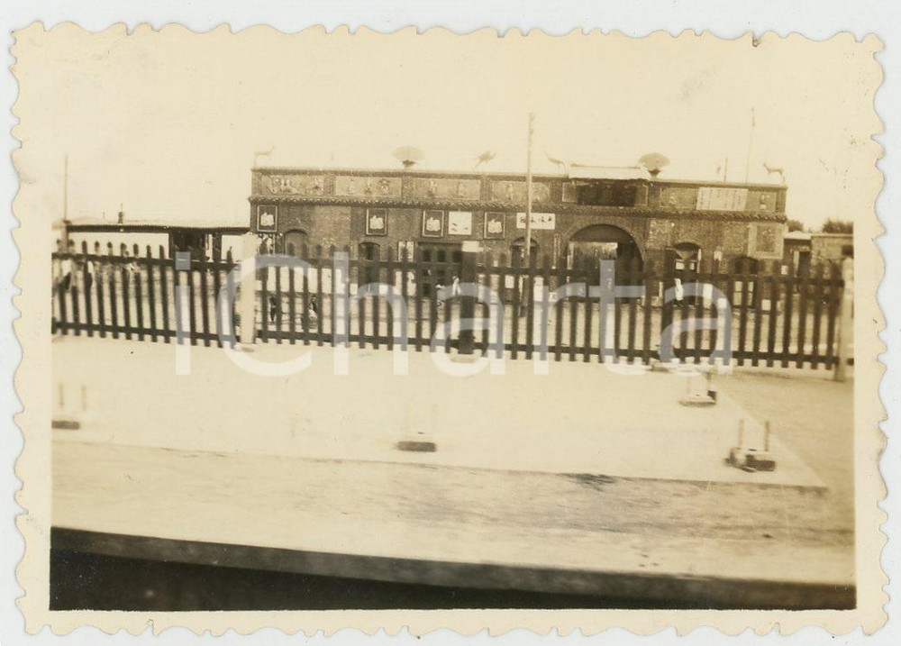 1935 ca CINA - Paesaggio con edificio - Foto VINTAGE 8x6 cm Fotografia d'epoca.CONDIZIONI: GFORMATO: 8x6 cm    originale e autentica 1