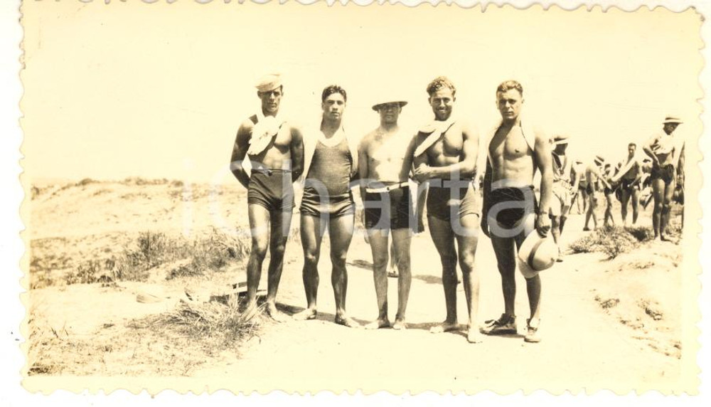1935 ca CINA TIENTSIN Leoni di SAN MARCO - In spiaggia (1) Foto 11x6 cm Fotografia d'epoca.CONDIZIONI: G FORMATO: 11x6 cm    originale e autentica 1