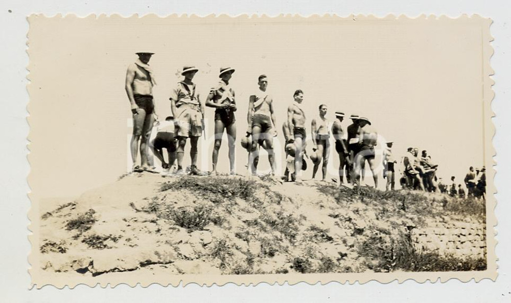 1935 ca CINA TIENTSIN Leoni di SAN MARCO - In spiaggia (9) Foto 11x6 cm Fotografia d'epoca.CONDIZIONI: G FORMATO: 11x6 cm    originale e autentica 1