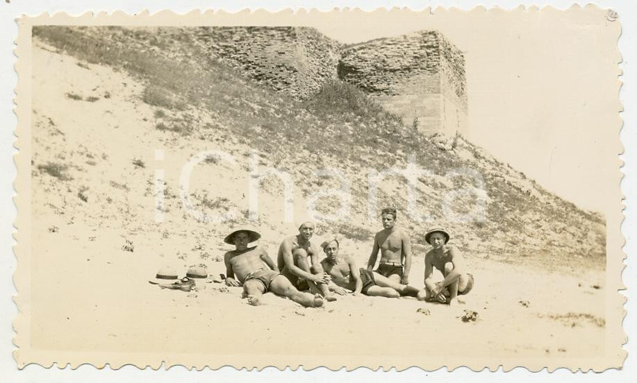 1935 ca CINA TIENTSIN Leoni di SAN MARCO - In spiaggia (8) Foto 11x6 cm Fotografia d'epoca.CONDIZIONI: G FORMATO: 11x6 cm    originale e autentica 1