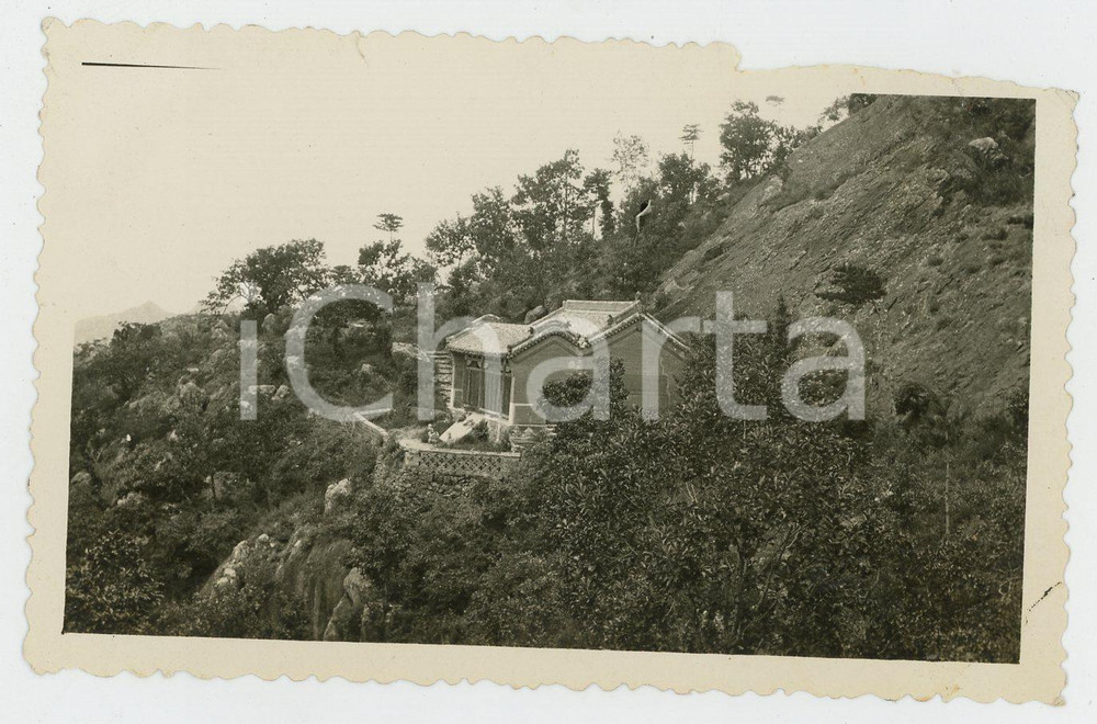 1935 ca CINA - Paesaggio con edifici (3) - Foto VINTAGE 11x7 cm Fotografia d'epoca.CONDIZIONI: VP (mancanza al lato superiore, piegatura all'angolo superiore destro)FORMATO: 11x7 cm    originale e autentica 1