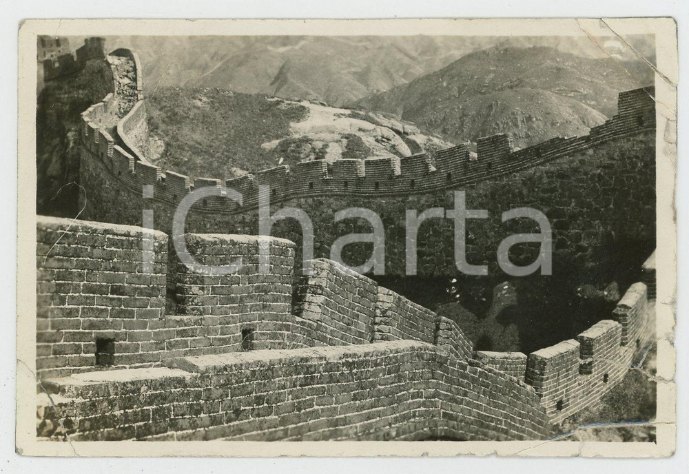 1935 ca CINA - Paesaggio con Grande Muraglia (8) - Foto VINTAGE 11x7 cm Fotografia d'epoca.CONDIZIONI: VP (piegature angolari evidenti e diversi strappi al lato destro, tracce di adesivo al verso)FORMATO: 11x7cm    originale e autentica 1