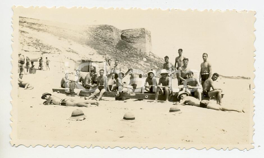 1935 ca CINA TIENTSIN Leoni di SAN MARCO - In spiaggia (3) Foto 11x6 cm Fotografia d'epoca.CONDIZIONI: G FORMATO: 11x6 cm    originale e autentica 1