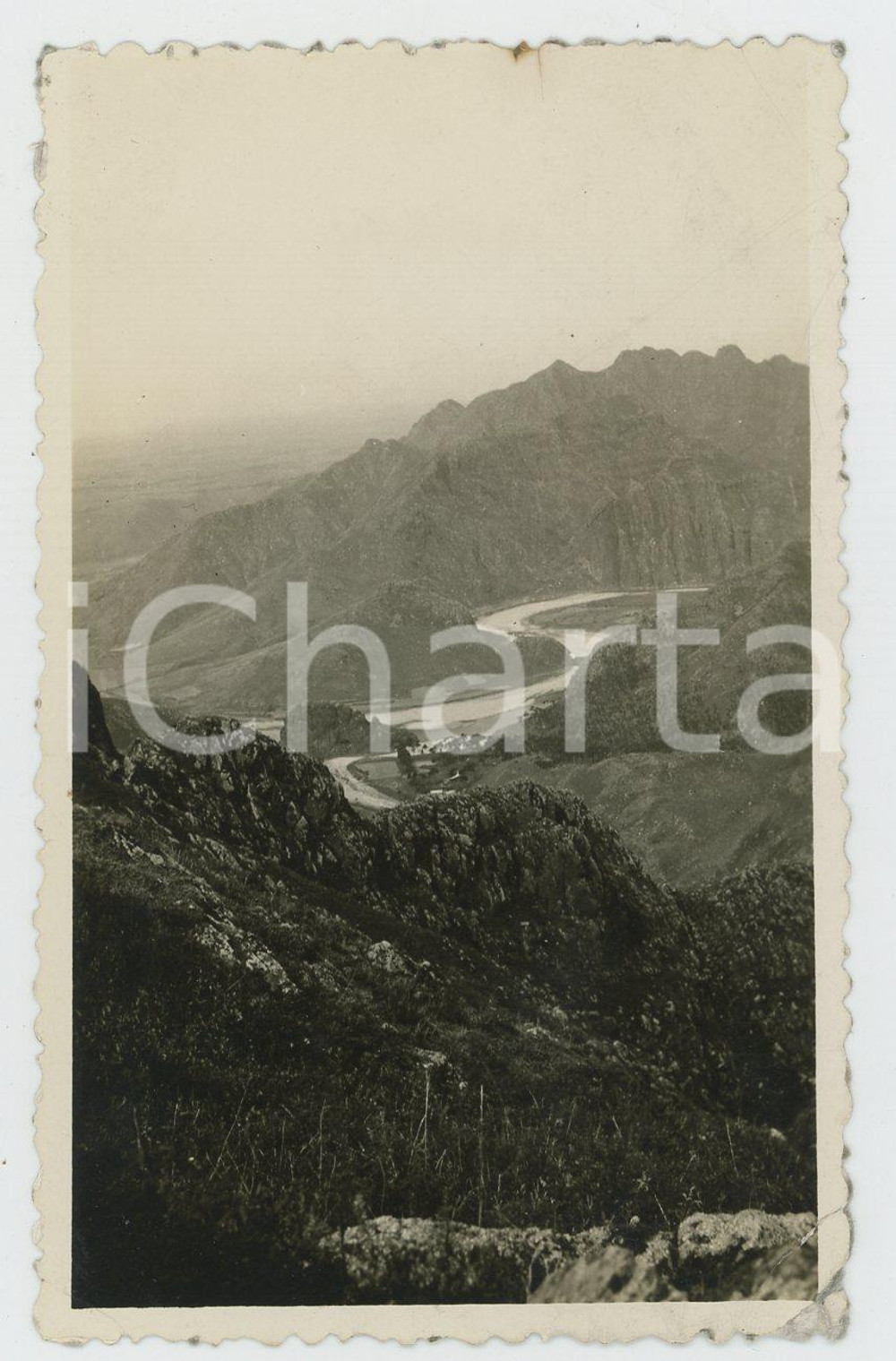 1935 ca CINA - Paesaggio di montagna - Foto VINTAGE 11x7 cm (1) Fotografia d'epoca.CONDIZIONI: P (lievi piegature angolari ed evidente piegatura all'angolo inferiore destro)FORMATO: 11x7 cm    originale e autentica 1