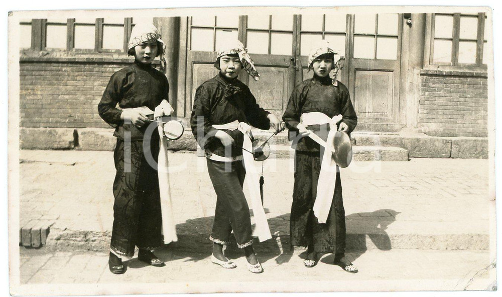 1935 ca CINA - TIENTSIN Spettacolo folcloristico di bambine cinesi *Foto 11x6 cm Fotografia d'epoca. FAIR/discreto lievi smussature agli angoli Formato: 11x6 cm originale e autentica 1