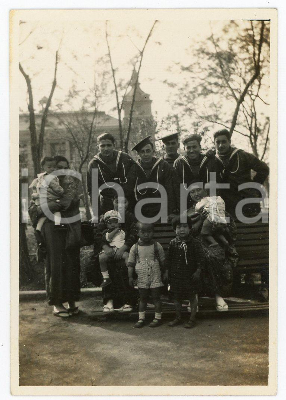 1935 ca CINA TIENTSIN Victoria Park - Leoni di SAN MARCO con bambini cinesi Foto Fotografia d'epoca. GOOD/buono  Formato: 6x8 cm originale e autentica 1