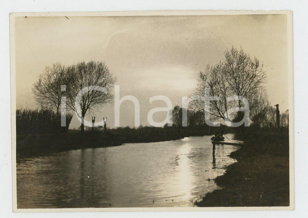 1935 ca CINA - Paesaggio fluviale con barca (1) - Foto VINTAGE 8x6 cm Fotografia d'epoca.CONDIZIONI: GFORMATO: 8x6 cm    originale e autentica 1