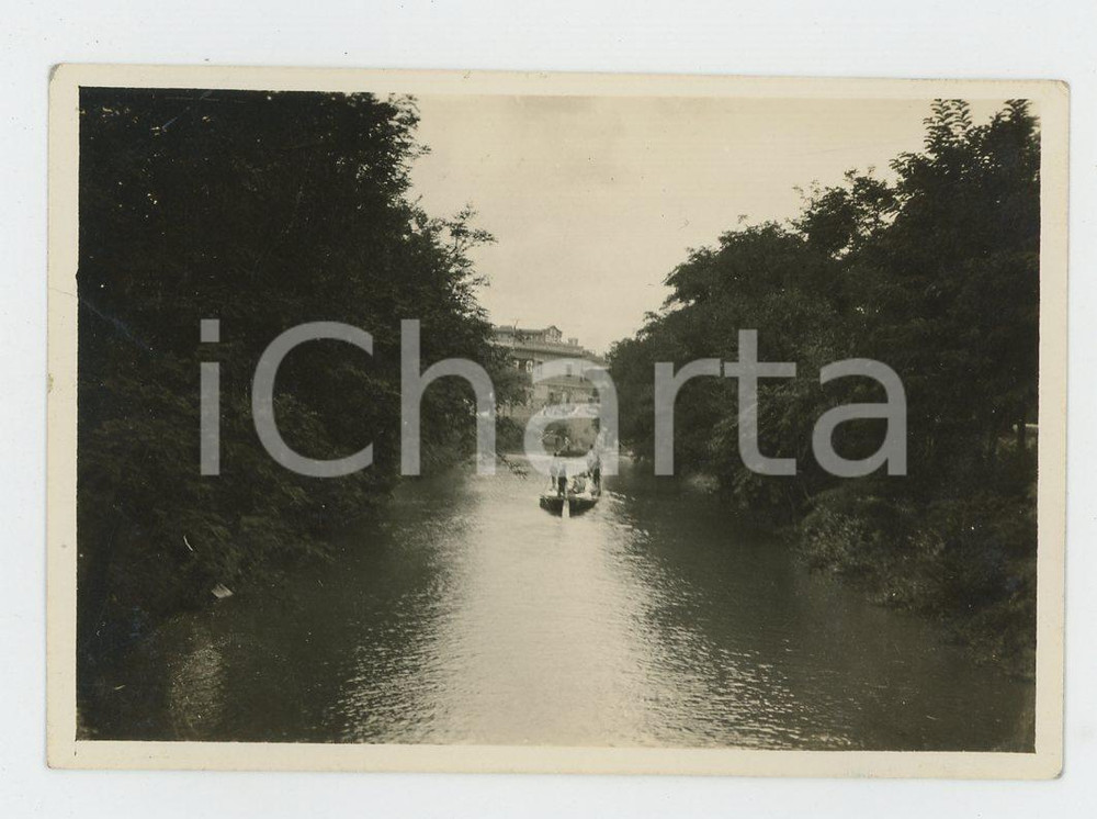1935 ca CINA - Paesaggio fluviale con barca - Foto 8x6 cm (2) Fotografia d'epoca.CONDIZIONI: G (lievi smussamenti angolari)FORMATO: 8x6 cm    originale e autentica 1