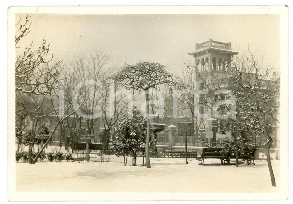 1935 ca CINA TIENTSIN - Parco innevato con alberi e torretta sullo sfondo - Foto Fotografia d'epoca. POOR/danneggiato Lievi smussature angolari, piegature evidenti all'angolo superiore sinistro. Formato: 8 x 6 cm originale e autentica 1