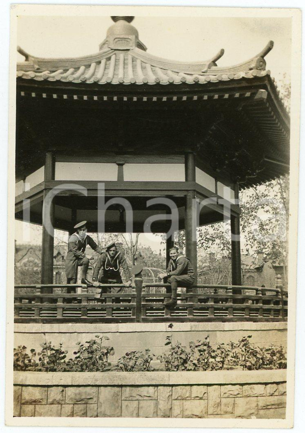 1935 ca. CINA PALAZZO D'ESTATE - Leoni di SAN MARCO -Gruppo davanti a pagoda (2) Fotografia d'epoca. GOOD/buono Minime smussature angolari Formato: 9x6 originale e autentica 1