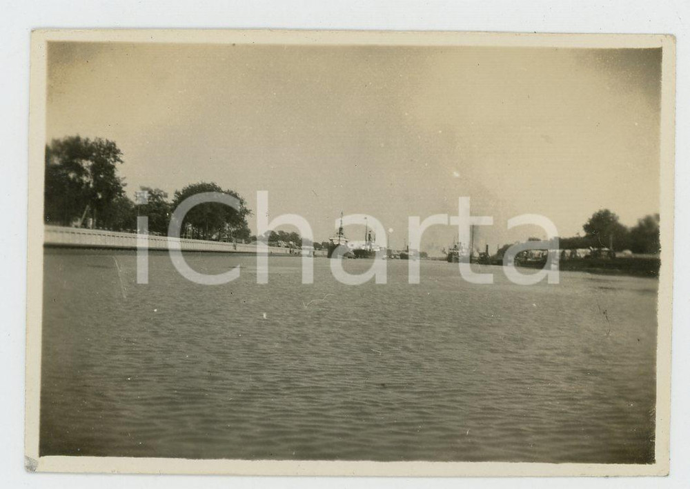 1935 ca CINA - Paesaggio fluviale con traghetti *Foto VINTAGE 8x6 cm Fotografia d'epoca.CONDIZIONI: G (smussatura all'angolo inferiore sinistro)FORMATO: 8x6 cm    originale e autentica 1