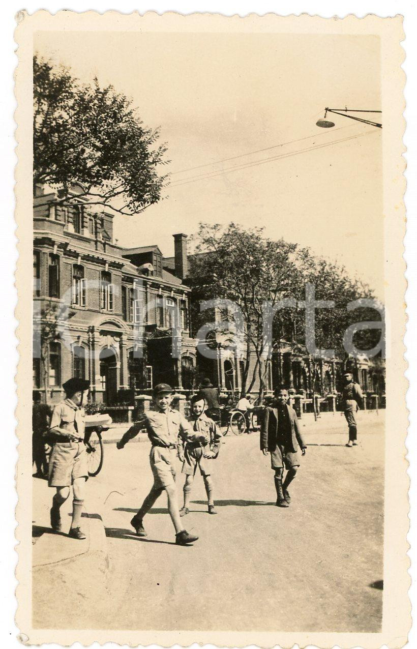 Fotografia d epoca originale 1935 ca CINA  SHANGHAI ? Collegiali per le strade della cittÃ   Foto 6x11 cm 1