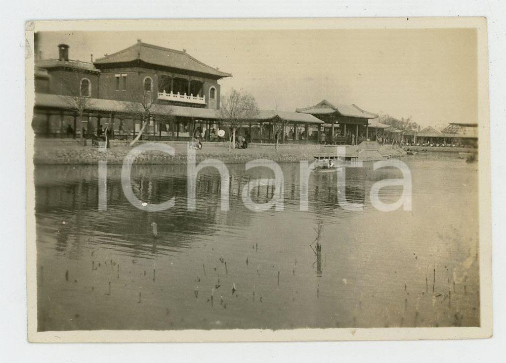 1935 ca CINA - Paesaggio fluviale con barca (4) - Foto VINTAGE 8x6 cm Fotografia d'epoca.CONDIZIONI: GFORMATO: 8x6 cm    originale e autentica 1