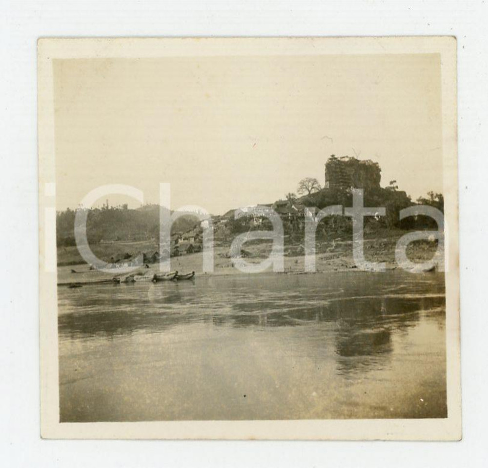 1935 ca CINA - Paesaggio fluviale con barche (1) - Foto VINTAGE 6x6 cm Fotografia d'epoca.CONDIZIONI: F (lievi smussature angolari)FORMATO: 6x6 cm    originale e autentica 1