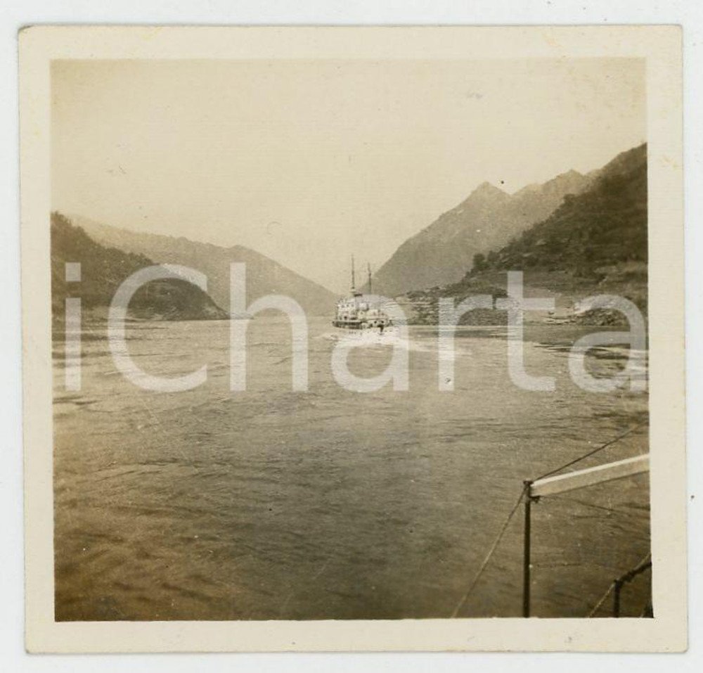 1935 ca CINA - Paesaggio fluviale con nave (1) - Foto VINTAGE 6x6 cm Fotografia d'epoca.CONDIZIONI: G (lieve smussamento all'angolo superiore sinistro)FORMATO: 6x6 cm    originale e autentica 1