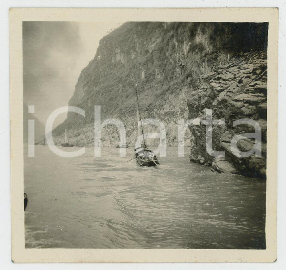 1935 ca CINA - Paesaggio fluviale con barca (1) - Foto VINTAGE 6x6 cm Fotografia d'epoca.CONDIZIONI: F (lievi smussature angolari)FORMATO: 6x6 cm    originale e autentica 1