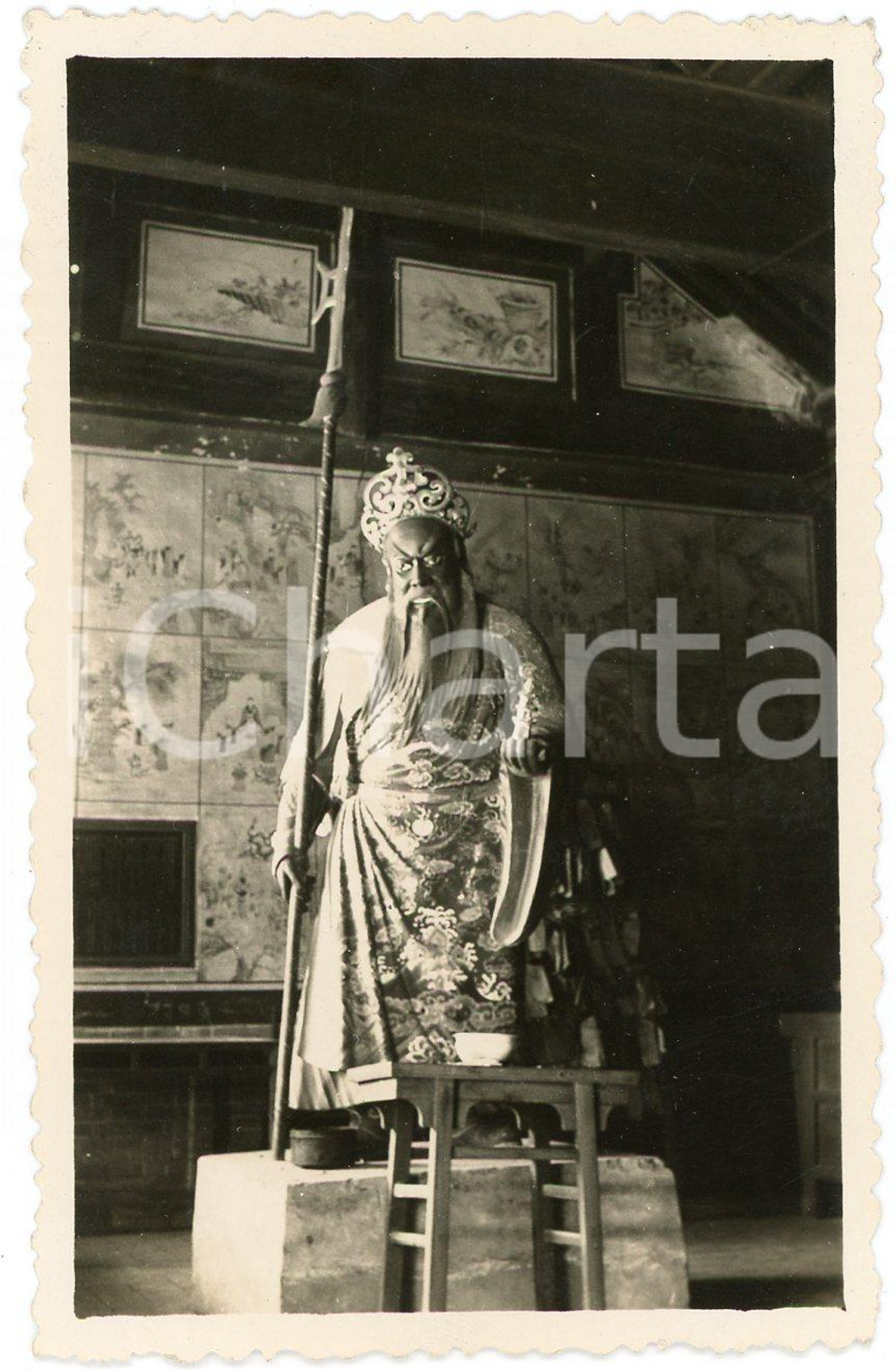 1935 ca CINA - Statua di divinità cinese in un tempio - Fotografia (4) Fotografia d'epoca. FAIR/discreto Lievi smussature angolari Formato: 11 x 7 cm originale e autentica 1