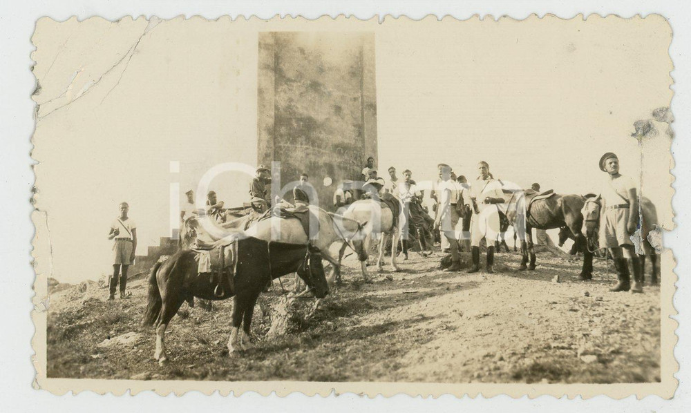 1935 ca CINA Area Grande Muraglia - Leoni di SAN MARCO - A cavallo *Foto Fotografia d'epoca. VERY POOR/gravemente danneggiato Piegatura evidente all'angolo superiore sinistro, piccoli strappi al lato sinistro e abrasioni, strappi, piegature al lato destro Formato: 11x6 originale e autentica 1