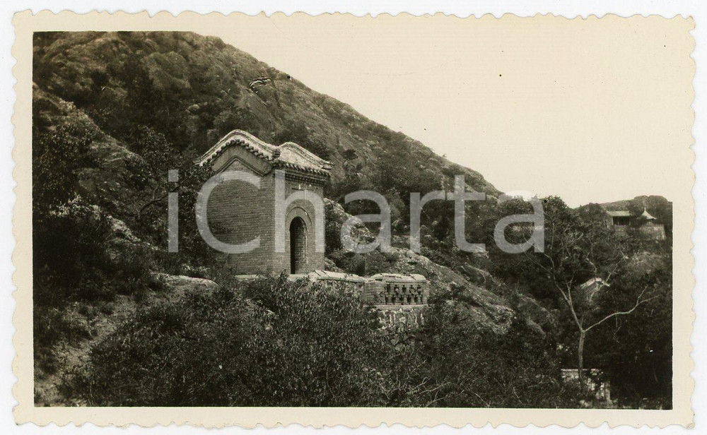 1935 ca CINA Area Grande Muraglia - Paesaggio con edificio - Foto VINTAGE Fotografia d'epoca. POOR/danneggiato Piegature evidenti al lato superiore e al lato destro, lieve abrasione all'angolo superiore destro Formato: 11x6 cm originale e autentica 1