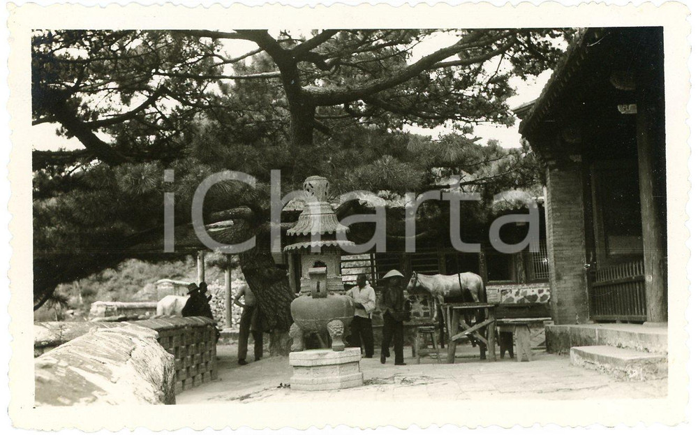 1935 ca CINA Area Grande Muraglia - Paesaggio con abitazione e monumento *Foto Fotografia d'epoca. FAIR/discreto Lievi piegature e smussature angolari Formato: 11x6 cm originale e autentica 1