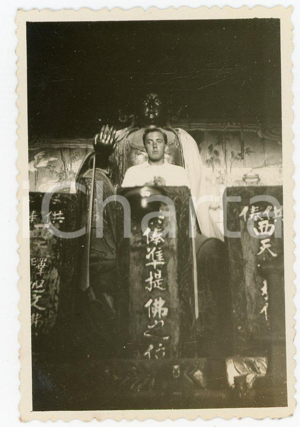 1935 ca CINA Leoni di SAN MARCO Soldato scherza con statua di BUDDHA - Foto 8x5 Fotografia d'epoca. GOOD/buono  Formato: 8x5 cm originale e autentica 1