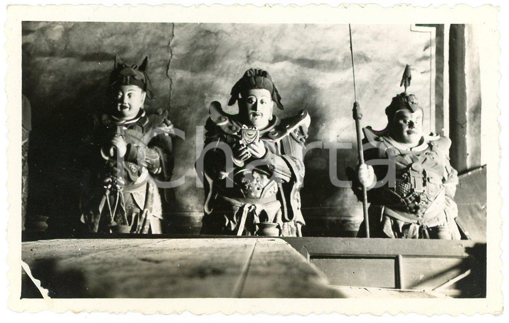 1935 ca CINA - Statue di divinità guerriere cinesi in un tempio - Fotografia (1) Fotografia d'epoca. FAIR/discreto Lievi smussature e abrasioni angolari, piccolo segno all'angolo inferiore sinistro Formato: 11 x 7 cm originale e autentica 1