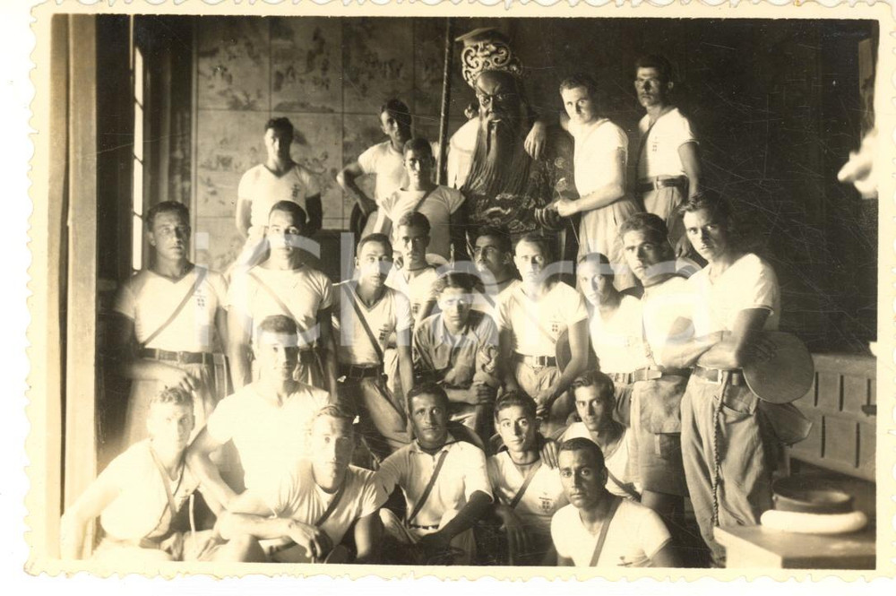 1935 ca CINA - Leoni di SAN MARCO - Visita a un tempio (2) Foto 13x9 cm Fotografia d'epoca.CONDIZIONI: G (lieve alone)FORMATO: 13x9 cm    originale e autentica 1