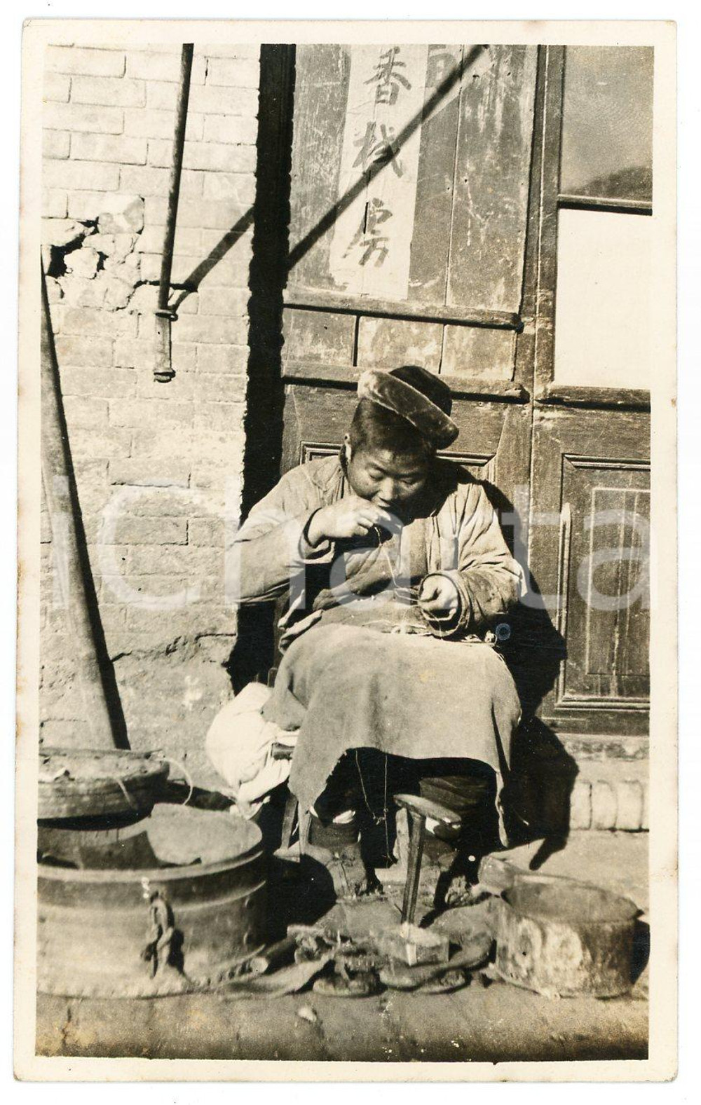 1935 ca CHINA Shoemaker on the street - Foto 6x11 cm Fotografia d'epoca. GOOD/buono  Formato: 6x11 cm originale e autentica 1