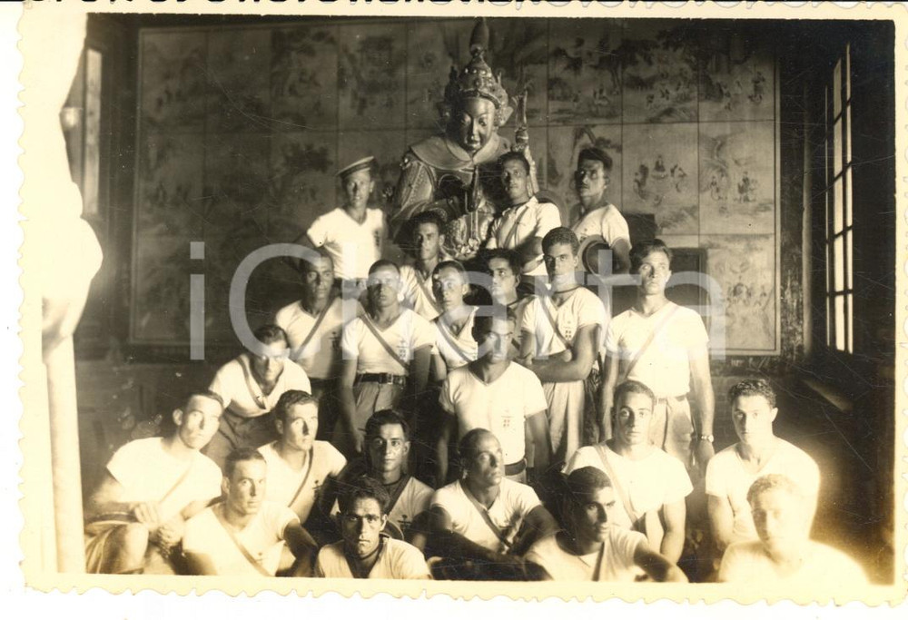 1935 ca CINA - Leoni di SAN MARCO - Visita a un tempio - Foto 13x9 cm Fotografia d'epoca.CONDIZIONI: G (lieve alone)FORMATO: 13x9 cm    originale e autentica 1
