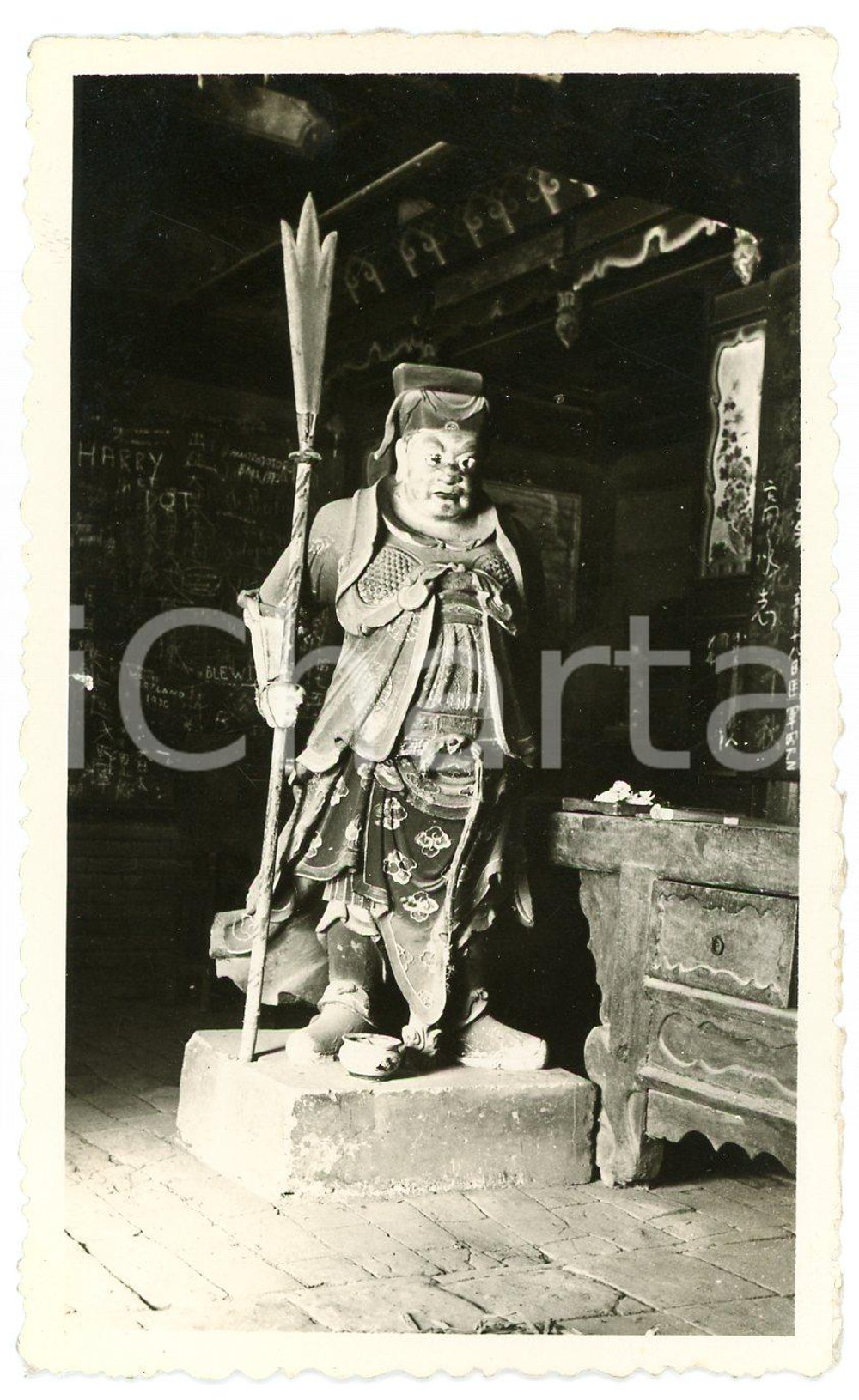 1935 ca CINA - Statua di divinità cinese in un tempio - Fotografia (5) Fotografia d'epoca. FAIR/discreto Lievi smussature e abrasioni angolari Formato: 11 x 7 cm originale e autentica 1