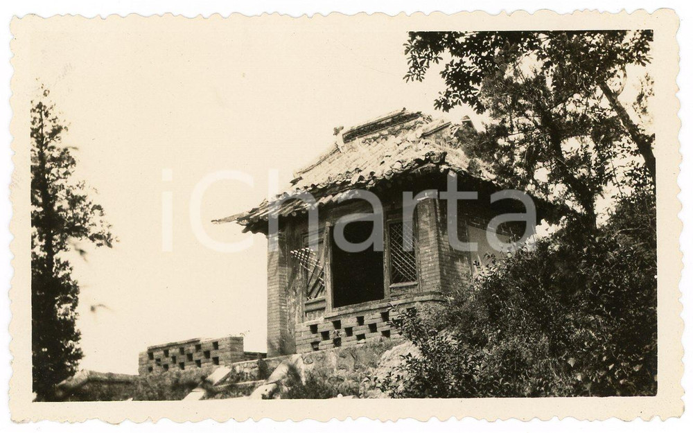 1935 ca CINA Area Grande Muraglia - Paesaggio con alberi ed edificio - Foto Fotografia d'epoca. POOR/danneggiato Minime smussature angolari, piegatura evidente al lato superiore Formato: 11x6 cm originale e autentica 1
