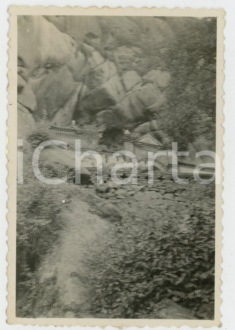 1935 ca CINA - Paesaggio di montagna con edificio - Foto VINTAGE 8x6 cm Fotografia d'epoca.CONDIZIONI: F (lievi smussature angolari)FORMATO: 8x6 cm    originale e autentica 1