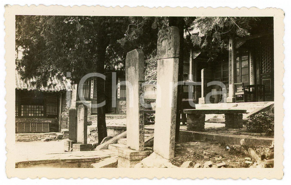 1935 ca CINA Area Grande Muraglia -Paesaggio con ingresso abitazione e obelischi Fotografia d'epoca. POOR/danneggiato Lievi smussature angolari e piegatura al lato superiore Formato: 11x6 cm originale e autentica 1