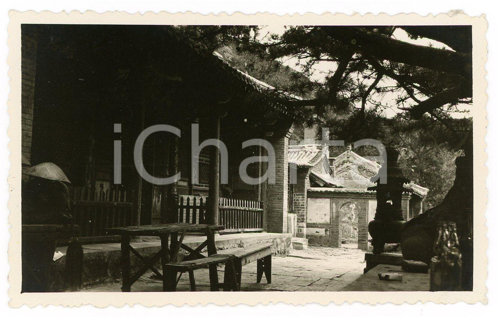 1935 ca CINA Area Grande Muraglia - Paesaggio con ingresso abitazione ed edifici Fotografia d'epoca. FAIR/discreto Lievi piegature e smussature angolari. Formato: 11x6 cm originale e autentica 1