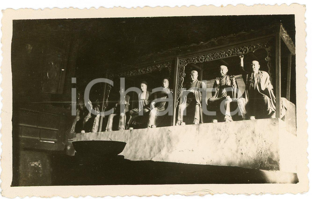 1935 ca CINA - Statue di divinità cinesi in un tempio *Fotografia Fotografia d'epoca. POOR/danneggiato Lievi abrasioni e smussature angolari, segno evidente al lato inferiore Formato: 11 x 7 cm originale e autentica 1