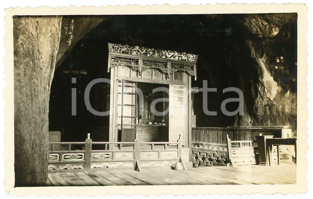 1935 ca CINA - Tempietto votivo cinese all'interno di una grotta *Fotografia Fotografia d'epoca. FAIR/discreto Lievi smussature angolari Formato: 11 x 7 cm originale e autentica 1