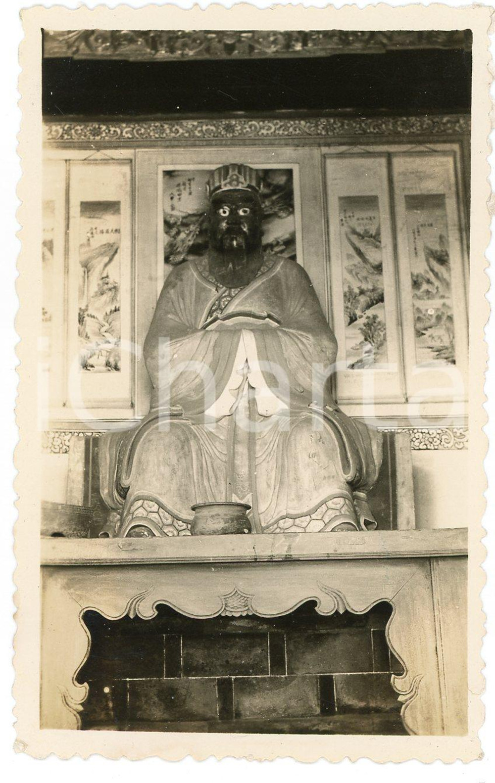 1935 ca CINA - Statua di divinità cinese in un tempio - Fotografia (1) Fotografia d'epoca. FAIR/discreto Lievi smussature e abrasioni angolari, piccole abrasioni al lato destro Formato: 11 x 7 cm originale e autentica 1