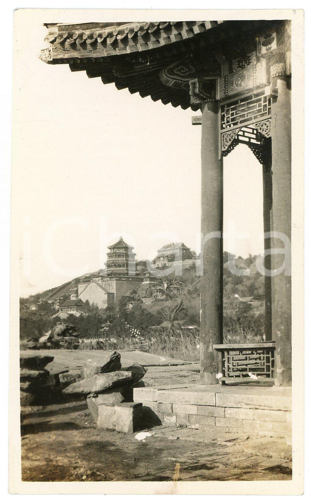 1935 ca. CINA Palazzo d'estate - Tempio e Pagoda della Fragranza Buddista Fotografia d'epoca. POOR/danneggiato Lievi smussature angolari, piegature al lato sinistro e piccolo segno al lato inferiore. Formato: 11 x 7 cm originale e autentica 1
