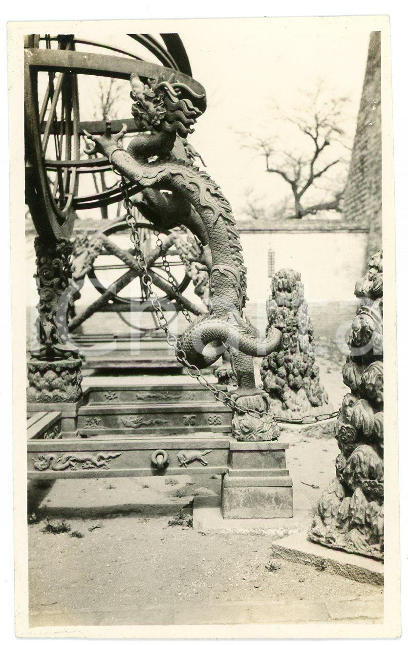 1935 ca CINA Basamento di una sfera armillare - Foto 6x11 cm (1) Fotografia d'epoca. GOOD/buono  Formato: 6x11 cm originale e autentica 1