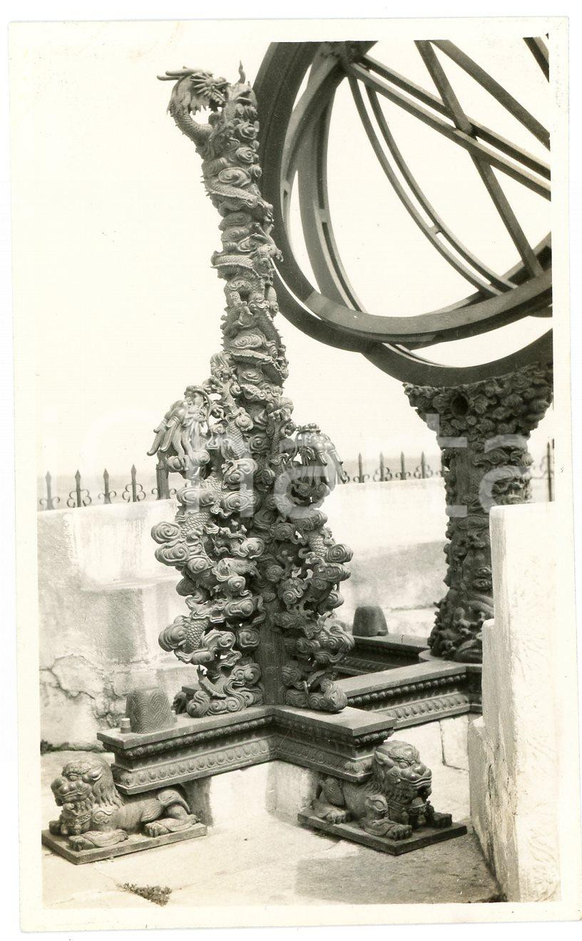 1935 ca CINA Basamento di una sfera armillare - Foto 6x11 cm (2) Fotografia d'epoca. GOOD/buono  Formato: 6x11 cm originale e autentica 1