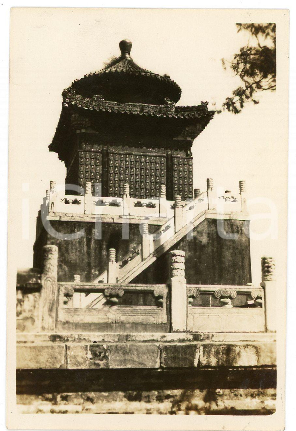 1935 ca. CINA PECHINO - Palazzo d'estate - Pagoda *Foto Fotografia d'epoca. FAIR/discreto Lievi smussature angolari e piccolo strappo al lato sinistro Formato: 11 x 7 cm originale e autentica 1