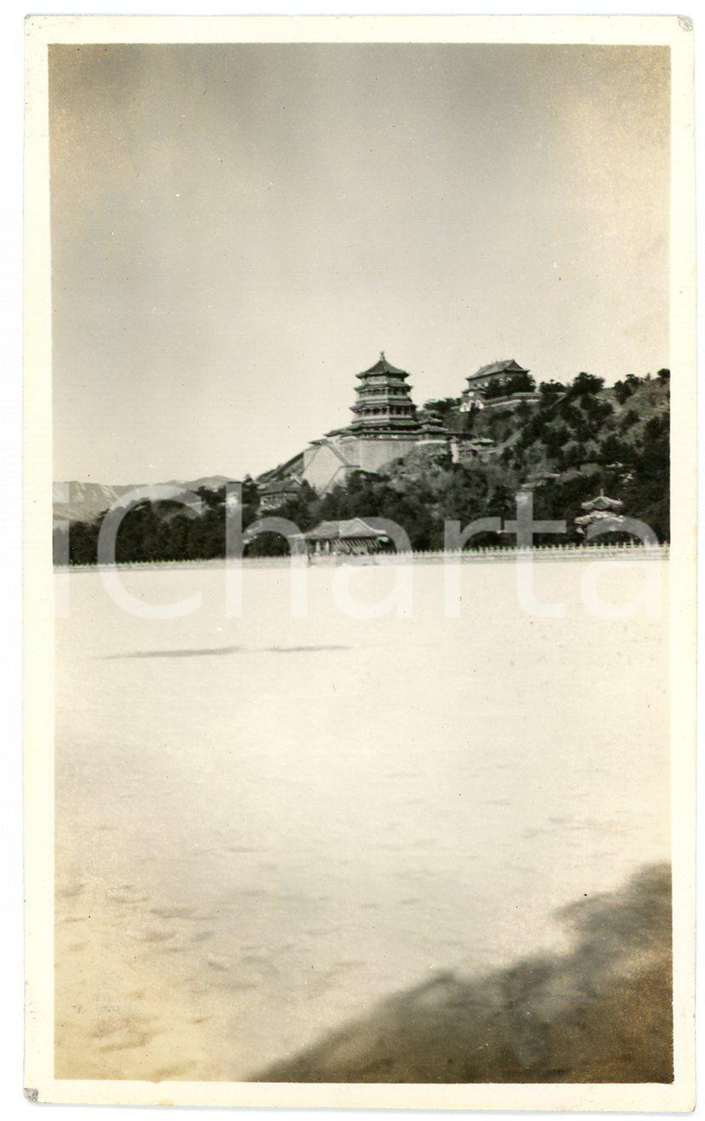 1935 ca CINA PECHINO - Palazzo d'estate - Lago Kunming con pagoda *Foto Fotografia d'epoca. FAIR/discreto Lievi abrasioni e piegature angolari Formato: 11 x 7 cm originale e autentica 1