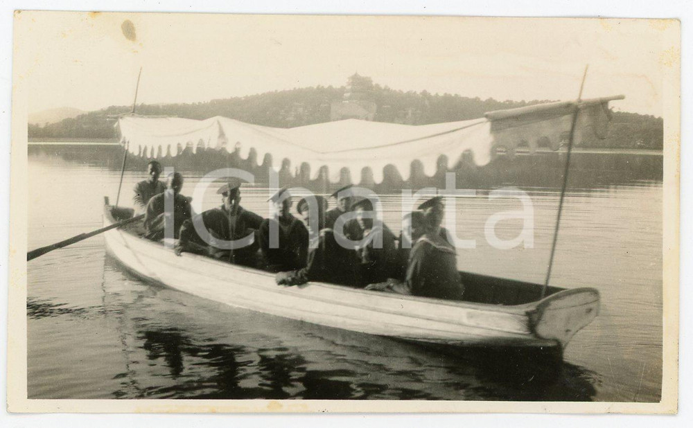 1935 ca. CINA PALAZZO D'ESTATE - Leoni di SAN MARCO - Ritratto in barca a remi Fotografia d'epoca. FAIR/discreto Lievi smussature angolari, piccole macchie diffuse al lato superiore Formato: 11x7 originale e autentica 1