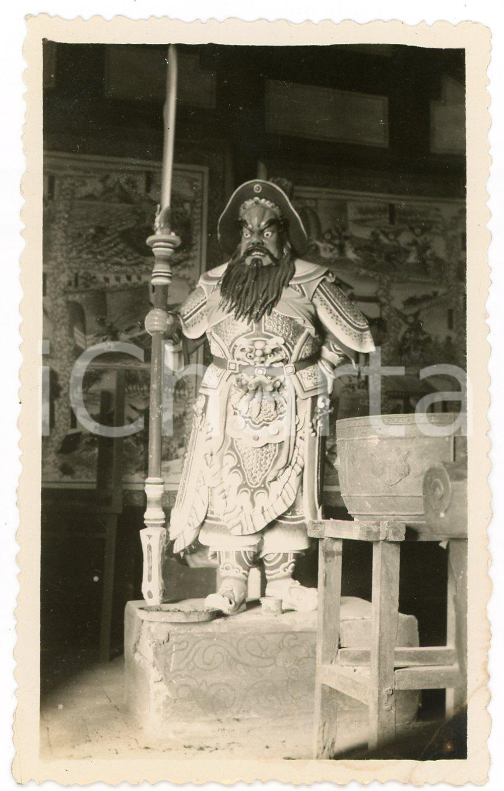 1935 ca CINA - Statua di divinità cinese in un tempio - Fotografia (2) Fotografia d'epoca. POOR/danneggiato Lievi smussature angolari, piegatura evidente all'angolo inferiore destro Formato: 11 x 7 cm originale e autentica 1