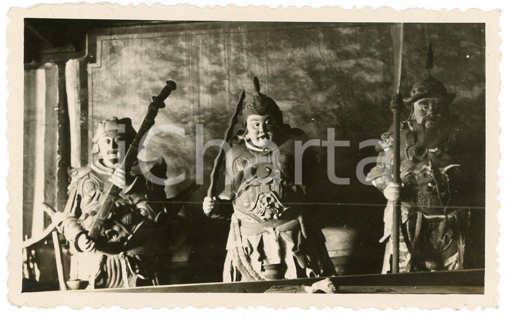 Fotografia d epoca originale 1935 ca CINA  Statue di divinità guerriere cinesi in un tempio  Fotografia 2 1