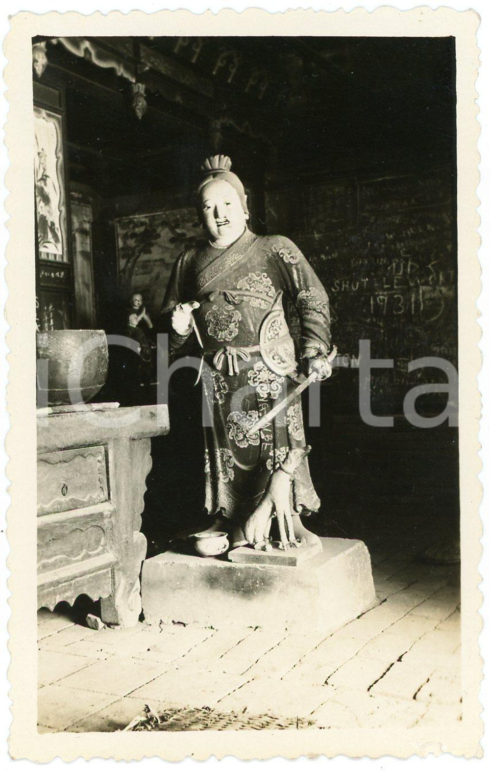 1935 ca CINA - Statua di divinità cinese in un tempio - Fotografia (6) Fotografia d'epoca. FAIR/discreto Lievi smussature e abrasioni angolari Formato: 11 x 7 cm originale e autentica 1