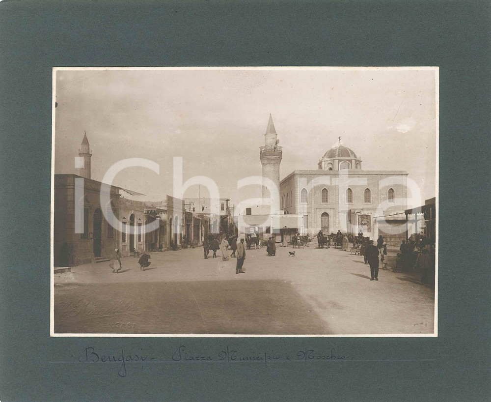 1920 BENGASI (LIBIA ITALIANA) Piazza Municipio e Moschea - Foto 22x18 cm Fotografia originale d'epoca, montata su cartoncino morbido.Al verso &egrave; presente una seconda fotografia, con didascalia "Bengasi - Il porto".FOTOGRAFO: C. Rimoldi - BengasiCONDIZIONI: G FORMATO: 22x18 cm    originale e autentica 1