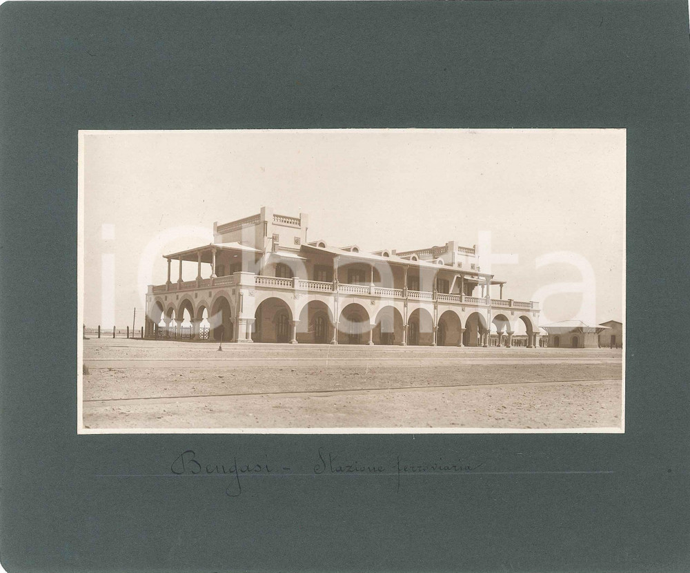 1920 BENGASI (LIBIA ITALIANA) Stazione ferroviaria - Foto 22x18 cm Fotografia originale d'epoca, montata su cartoncino morbido.Al verso &egrave; presente una seconda fotografia, con didascalia "Merg - Panorama".CONDIZIONI: GFORMATO: 22x18 cm    originale e autentica 1
