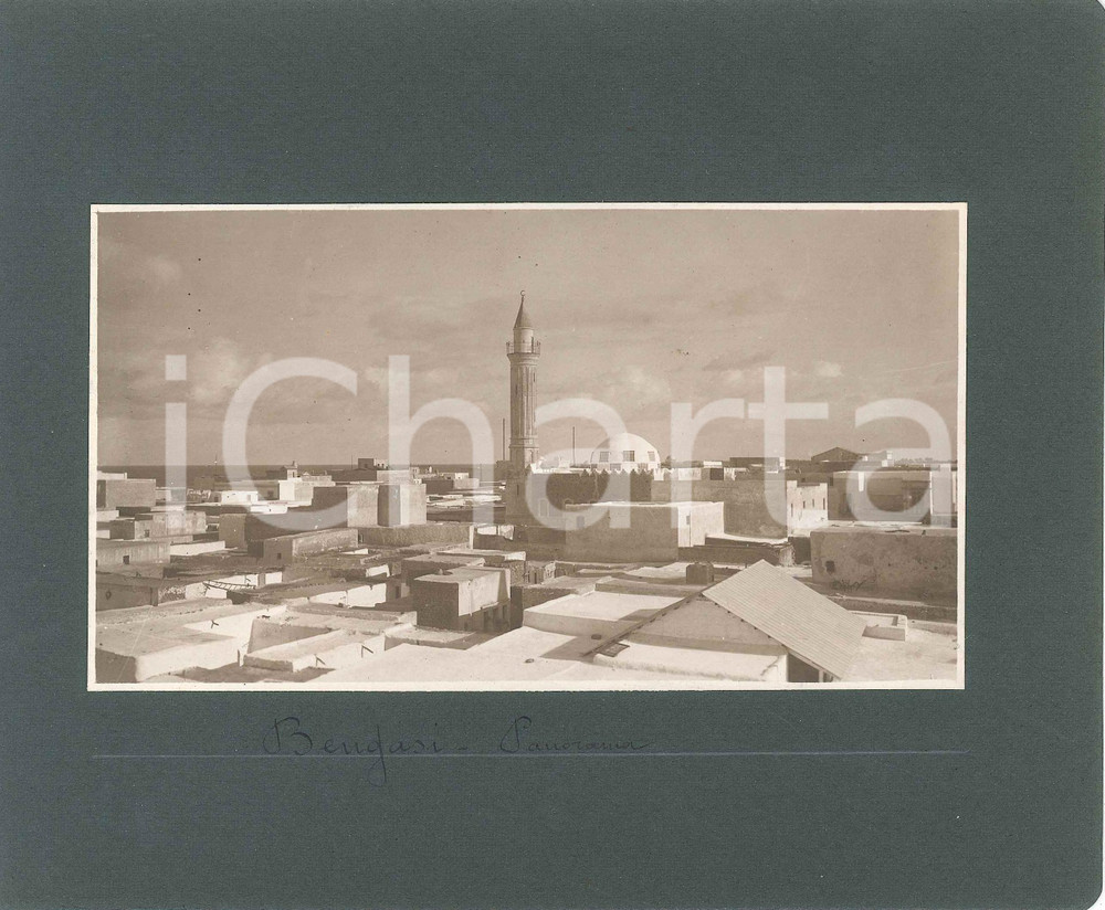 1920 BENGASI (LIBIA ITALIANA) Panorama - Foto 22x18 cm Fotografia originale d'epoca, montata su cartoncino morbido.Al verso &egrave; presente una seconda fotografia, con didascalia "Tocra - Il castello".CONDIZIONI: GFORMATO: 22x18 cm    originale e autentica 1