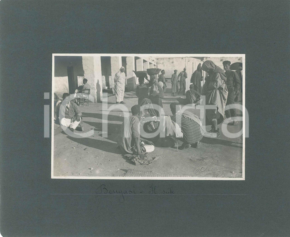 1920 BENGASI (LIBIA ITALIANA) Il suk - Foto C. RIMOLDI 22x18 cm Fotografia originale d'epoca, montata su cartoncino morbido.Al verso &egrave; presente una seconda fotografia, con didascalia "Sosta nel deserto".FOTOGRAFO: C. Rimoldi - BengasiCONDIZIONI: G FORMATO: 22x18 cm    originale e autentica 1